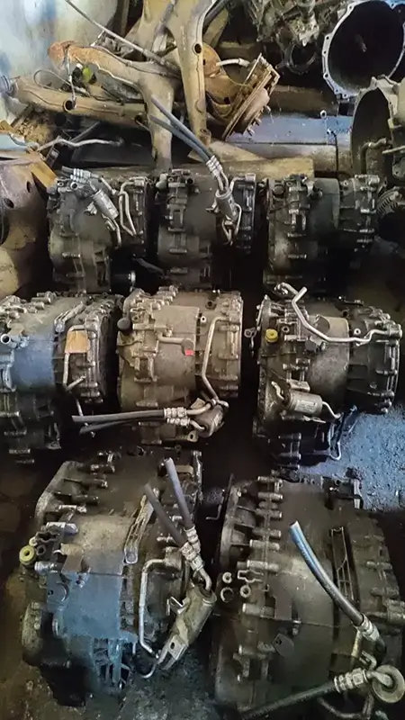 склад двигунів, коробок передач та інших запчастин